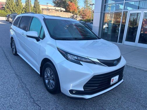Wind Chill Pearl 2025 Toyota Sienna XLE
