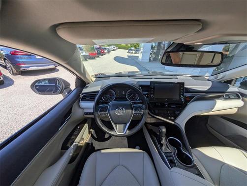 2022 Toyota Camry Hybrid XLE