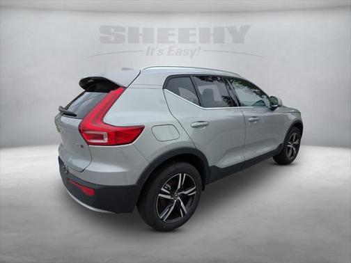 2025 Volvo XC40 B5 Core Bright Theme