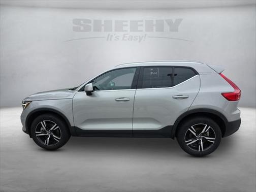 2025 Volvo XC40 B5 Core Bright Theme