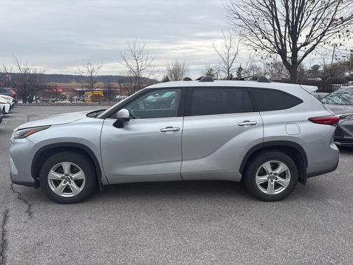 2022 Toyota Highlander LE
