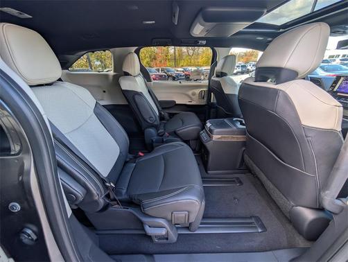 2025 Toyota Sienna Platinum