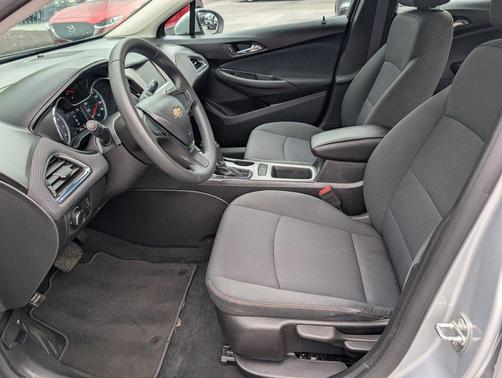 Silver Ice Metallic 2017 Chevrolet Cruze LS