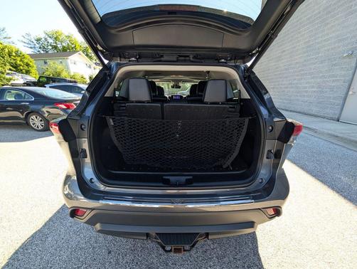 Magnetic Gray Metallic 2023 Toyota Highlander Hybrid XLE