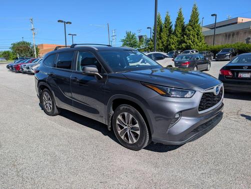 Magnetic Gray Metallic 2023 Toyota Highlander Hybrid XLE
