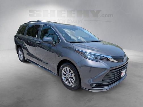 Magnetic Gray Metallic 2025 Toyota Sienna XLE