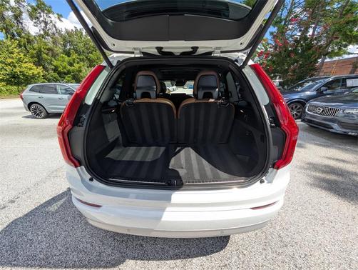 2022 Volvo XC90 T6 Momentum