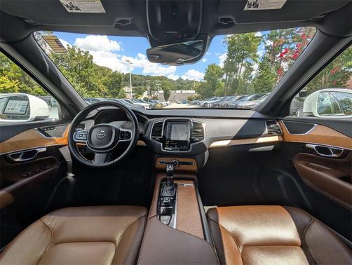 2022 Volvo XC90 T6 Momentum