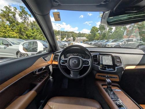 2022 Volvo XC90 T6 Momentum