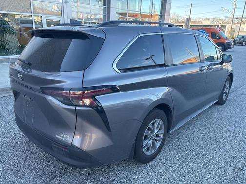 2023 Toyota Sienna LE