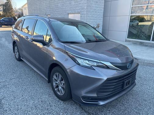 2023 Toyota Sienna LE