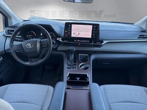 2023 Toyota Sienna LE