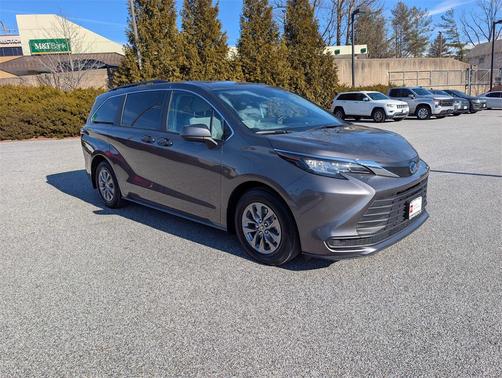 2023 Toyota Sienna LE
