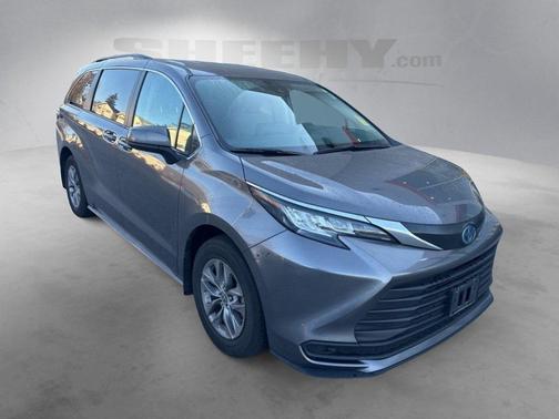 2023 Toyota Sienna LE