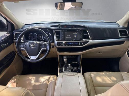 Midnight Black Metallic 2019 Toyota Highlander XLE
