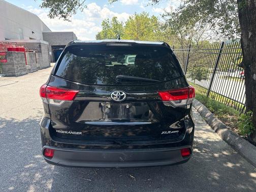 Midnight Black Metallic 2019 Toyota Highlander XLE