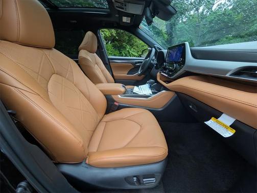 2025 Toyota Highlander Hybrid Platinum