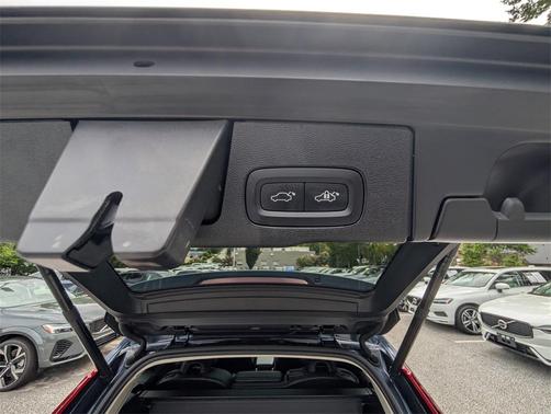 2023 Volvo XC60 B5 Ultimate Dark Theme