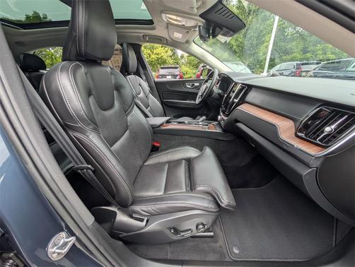 2023 Volvo XC60 B5 Ultimate Dark Theme
