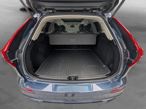 2023 Volvo XC60 B5 Ultimate Dark Theme