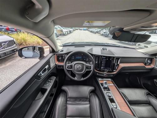 2023 Volvo XC60 B5 Ultimate Dark Theme