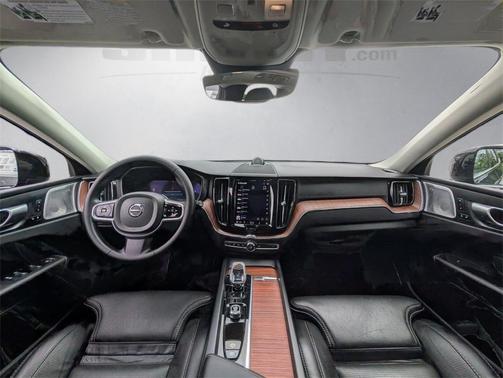 2023 Volvo XC60 B5 Ultimate Dark Theme