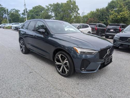 2023 Volvo XC60 B5 Ultimate Dark Theme