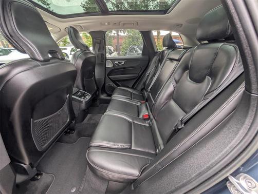 2023 Volvo XC60 B5 Ultimate Dark Theme