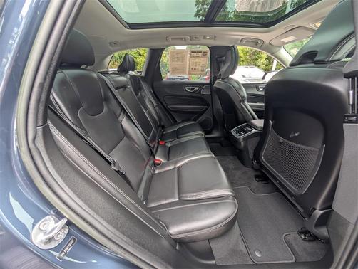 2023 Volvo XC60 B5 Ultimate Dark Theme