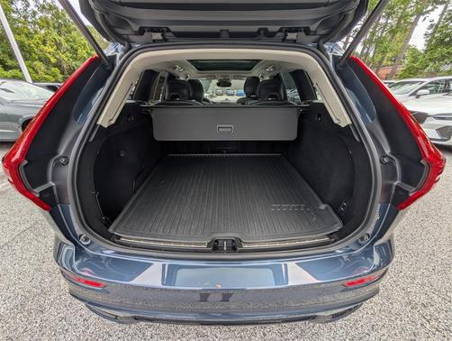 2023 Volvo XC60 B5 Ultimate Dark Theme