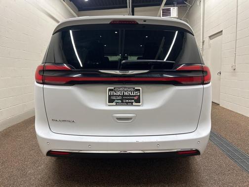 2024 Chrysler Pacifica Touring-L