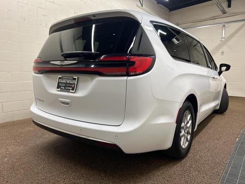 2024 Chrysler Pacifica Touring-L