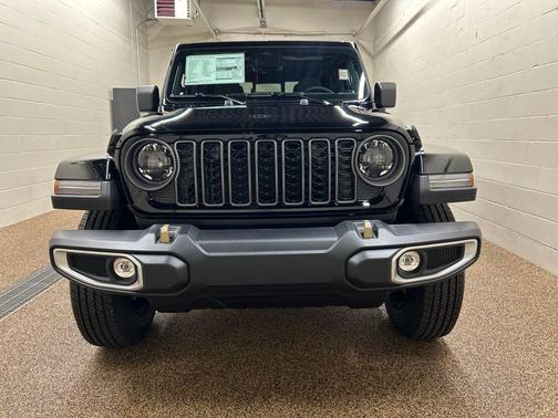 Black Clearcoat 2026 Jeep Gladiator 85th Anniversary Edition
