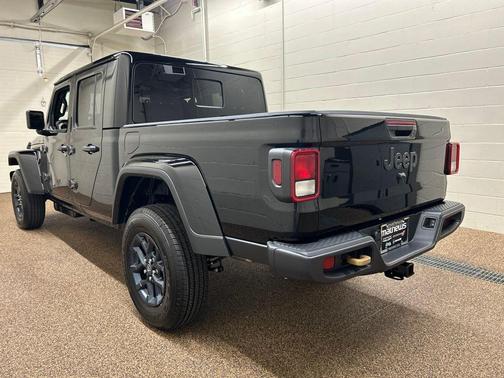 Black Clearcoat 2026 Jeep Gladiator 85th Anniversary Edition