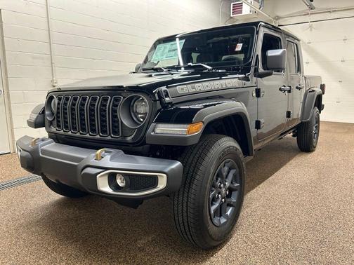 Black Clearcoat 2026 Jeep Gladiator 85th Anniversary Edition