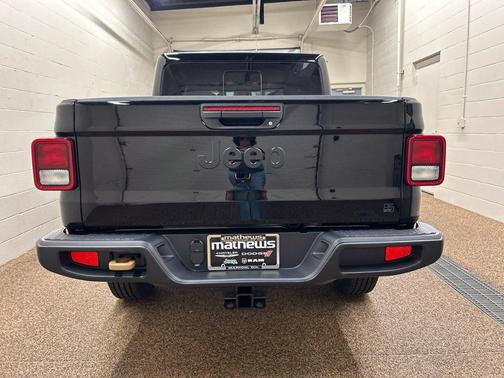 Black Clearcoat 2026 Jeep Gladiator 85th Anniversary Edition