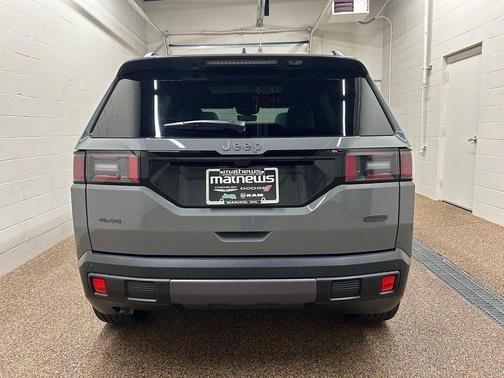 Sting Gray Clearcoat 2026 Jeep Cherokee Overland