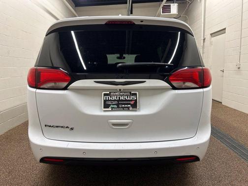 Bright White Clearcoat 2019 Chrysler Pacifica Touring Plus