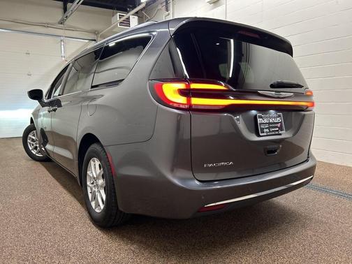 2022 Chrysler Pacifica Touring-L
