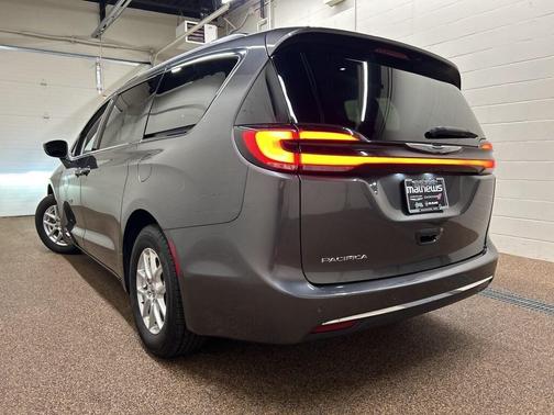 2022 Chrysler Pacifica Touring-L