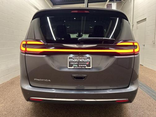 2022 Chrysler Pacifica Touring-L