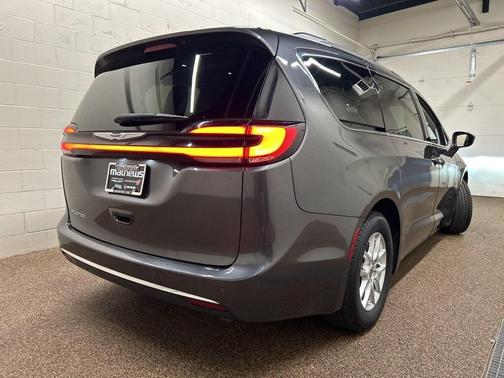 2022 Chrysler Pacifica Touring-L