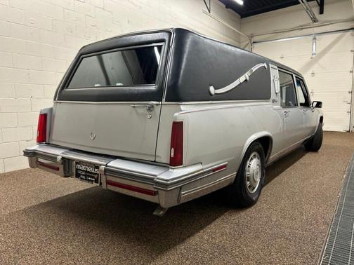 Silver 1987 Cadillac Fleetwood
