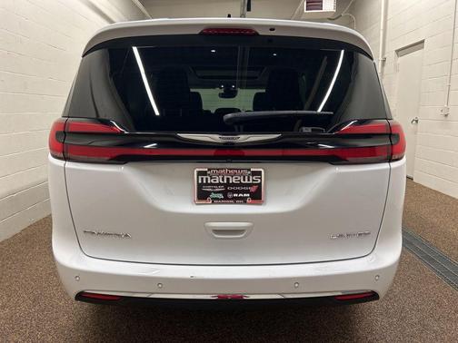 Bright White Clearcoat 2024 Chrysler Pacifica Limited