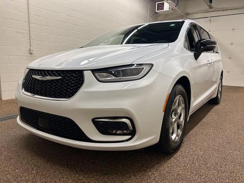 Bright White Clearcoat 2024 Chrysler Pacifica Limited