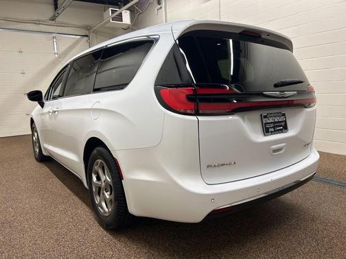 Bright White Clearcoat 2024 Chrysler Pacifica Limited