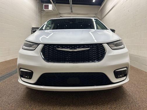 Bright White Clearcoat 2024 Chrysler Pacifica Limited