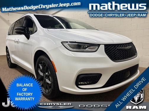 Bright White Clearcoat 2025 Chrysler Pacifica Limited