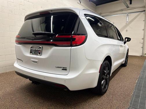 Bright White Clearcoat 2025 Chrysler Pacifica Limited