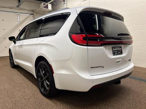Bright White Clearcoat 2025 Chrysler Pacifica Limited